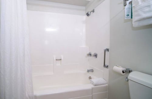 Kahului Hotel | 2 Family-Friendly Units | Outdoor Pool | Parking | Shuttle | Pets Allowed