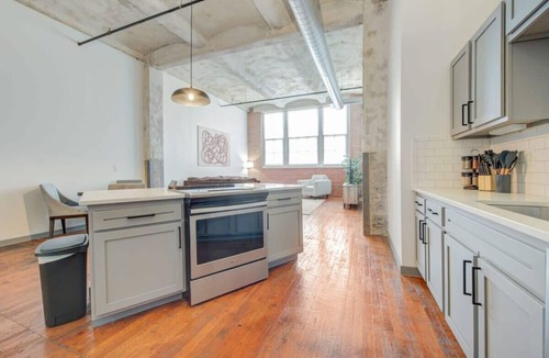 Crossroads Arts District Apartment | 2BR/2BA Spacious Historic Loft With Gym