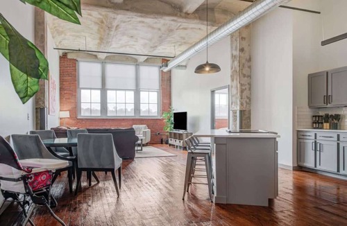 Crossroads Arts District Apartment | 2BR/2BA Spacious Historic Loft With Gym