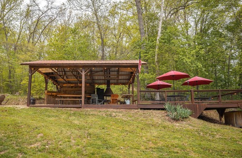 Steelville Cabin | 3 Bed 2 Bath Cabin on 300 acre Cattle Farm with Hot Tub and Private River Access