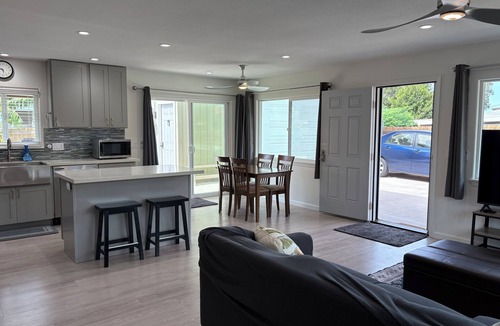 Makaha House | 3 bedroom house with WIFI and free parking, close to beaches and hikes.