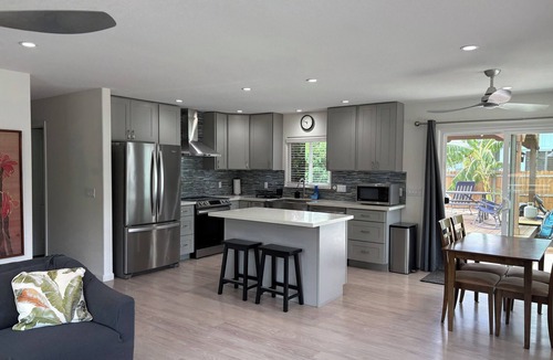 Makaha House | 3 bedroom house with WIFI and free parking, close to beaches and hikes.