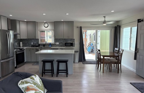 Makaha House | 3 bedroom house with WIFI and free parking, close to beaches and hikes.