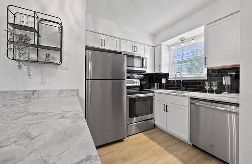 Columbus House | 3 Bedroom Ranch Home w/fenced back yard and deck.