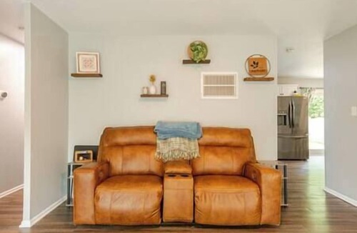 Royal Manor House | 3 Bedroom Ranch - Hot Tub - Pet and Kid Friendly - Fenced Yard - High Speed WIFI