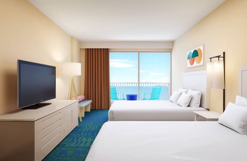 Waikiki Hotel | 3 Convenient Units, The Twin Fin Hotel, Ocean Front Two Doubles with Lanai