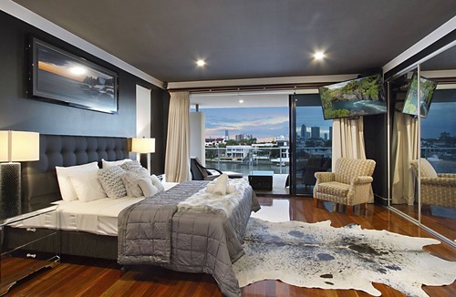 Surfers Paradise House | $3 Million Waterfront Villa - pets welcome