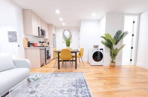 Williamsburg Apartment | 323-1 Spacious 2BR Williamsburg