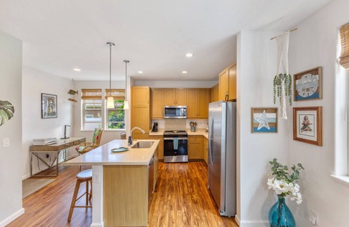 Makaha Valley House | 4 BDRM, Near beach, Ocean Views, HotTub, Pool, Gym