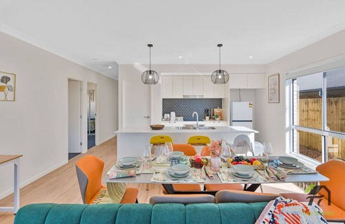 Greenbank House | 4 bedrooms, 3 bathrooms，parking space-house