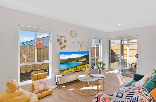 Greenbank House | 4 bedrooms, 3 bathrooms，parking space-house