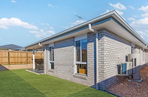 Greenbank House | 4 bedrooms, 3 bathrooms，parking space-house