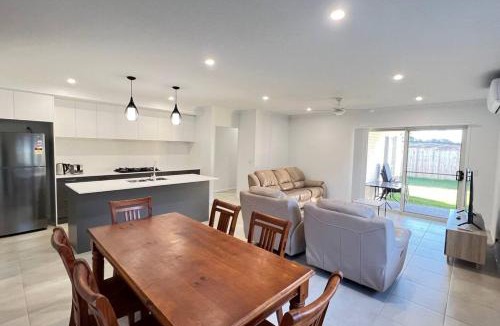 Collingwood Park House | 4Bed House master with ensuite and AC