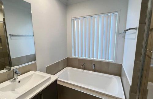 Collingwood Park House | 4Bed House master with ensuite and AC