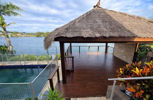 Robina House | 5BR Waterfront Haven | Deck Garden & Sunlit Bedrooms