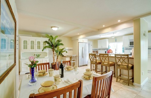 Kalihi Valley Condo | 7 Mi to Waikiki: Airy Retreat Near Shops & Eats!