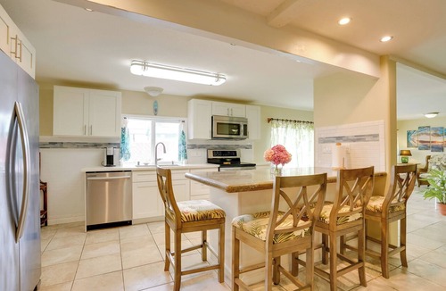 Kalihi Valley Condo | 7 Mi to Waikiki: Airy Retreat Near Shops & Eats!