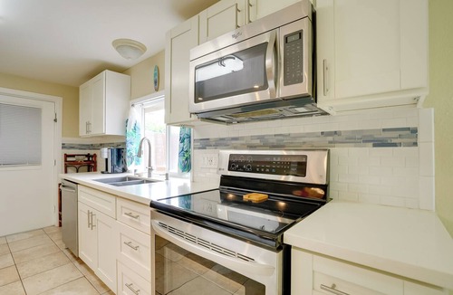 Kalihi Valley Condo | 7 Mi to Waikiki: Airy Retreat Near Shops & Eats!
