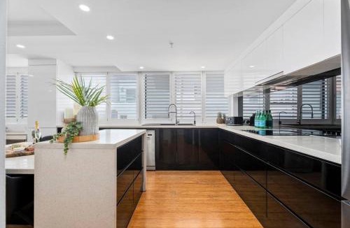 Surfers Paradise Apartment | Absolute Beachfront 3BR Apartment Ocean Views Pool Spa & Tennis Court