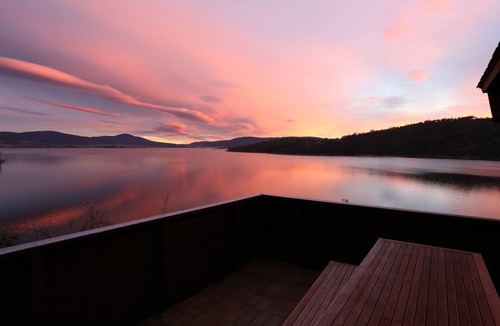 Jindabyne Apartment | Absolute lakefront, stunning position right in Jindabyne