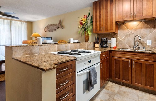 Historic Kailua Village Condo | 🏖️AC | Easy Walk to Restaurants Shopping | Concierge Included