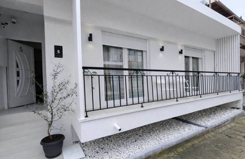 Stavroupoli House | Almond I Jacuzzi Suite Self Check-In Easy & Free Street Parking