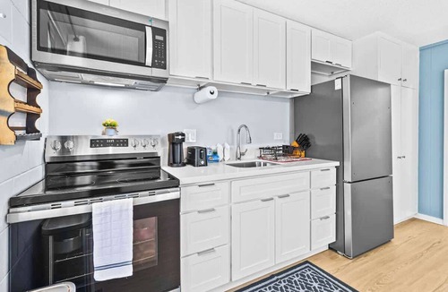 Pacific Heights Apartment | Aloha Comfort Stay one bedroom with private patio