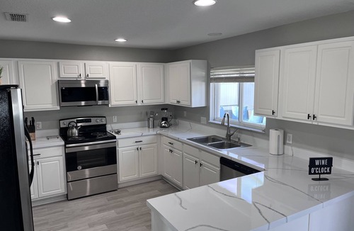 Calabay Parc House | Amazing renovated home with cozy patio and hot tub