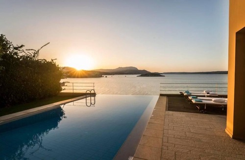 Plaka House | Anemos Villa Ferienhaus Aussicht Gemütlicher beheizter Pool by Interhome