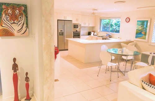 Surfers Paradise House | Artist’s Private Recluse - Surfers Paradise