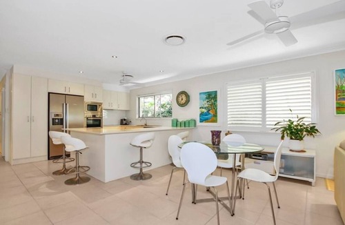 Surfers Paradise House | Artist’s Private Recluse - Surfers Paradise