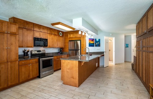 Kihei Condo | AUGUST 20% OFF 7nt stays Remodeled Kihei Oceanfront property AC, Gas BBQ & Pool