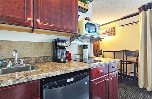 Waikiki Apartment | ❃Bamboo❃ 10ᵗʰ Floor Deluxe studio overlooking Palm trees & Lucious Pool⁕Spa Area
