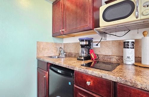Waikiki Apartment | ❃Bamboo❃ 10ᵗʰ Floor Deluxe studio overlooking Palm trees & Lucious Pool⁕Spa Area