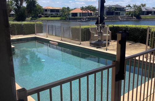 Helensvale House | Beach House on the Gold Coast Canal - Room 1