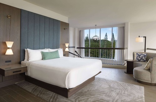 Lihue Hotel | Beach Resort with Outdoor Pool & Dining by the Ocean | Oceanfront 1BR Suite
