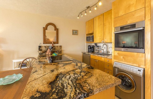 Maalaea Condo | Beachfront condo with ocean views, pool and hot tub summer deals