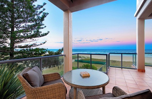 Mermaid Beach House | Beachfront Escape (Ocean Views)