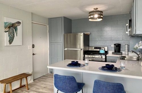 Punaluu Apartment | Beachfront & Oceanviews - New Furnishings