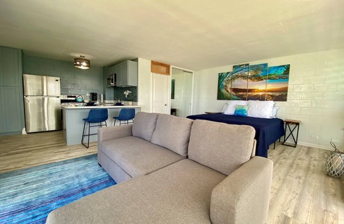Punaluu Apartment | Beachfront & Oceanviews - New Furnishings