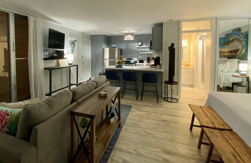 Punaluu Apartment | Beachfront & Oceanviews - New Furnishings