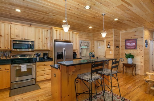 Spruce Pine Cabin | Bear Creek Cabin! Hot Tub+Fire Pit, Fireplace, Mtn Lodge, Private, WiFi, Grill!