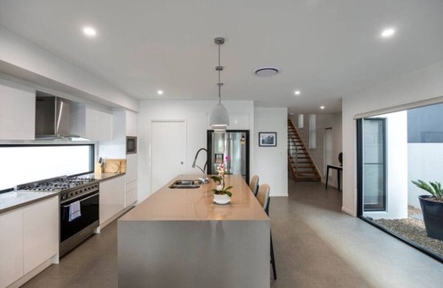 Helensvale House | Belle Vista - Luxury Home near Theme Parks & Views