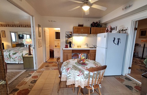 Honaunau-Napoopoo Bed & Breakfast | Belle Vue Kona B&B Rose Garden Suite – Breathtaking Views & Island Comfort