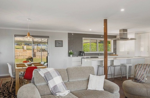 Rangeville House | Blue Hills Retreat in Leafy Rangeville