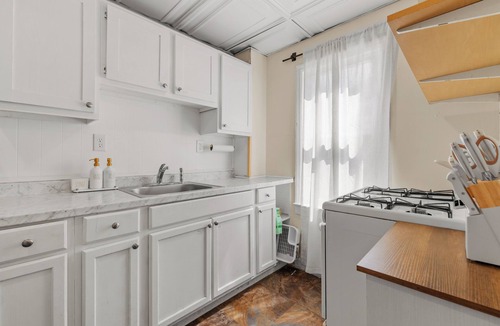 Liverpool Apartment | Boho Chic Retreat - King & Queen Bed - Near Lake & Downtown