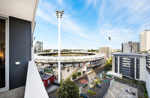 Kangaroo Point Apartment | Boho Retreat Apartment - Walk to Gabba Stadium - Free Parking