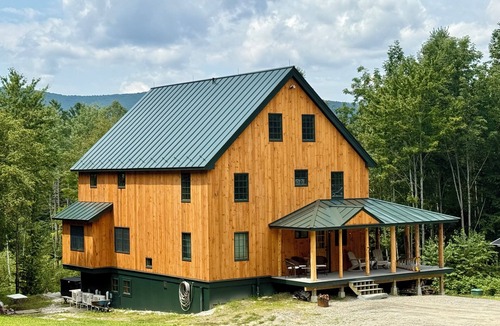 Granville House | BRAND NEW: Beautifully Restored Timber Frame Barn w/Hot Tub & Movie Theater