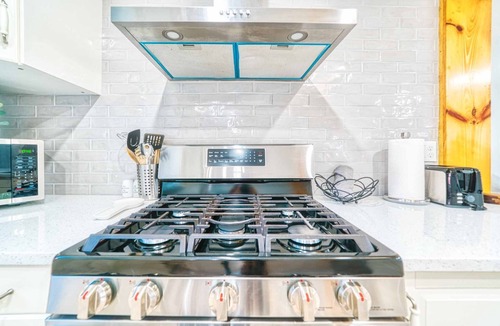 Saugerties House | Brand New House w gated backyard that is located right at the Saugerties Village
