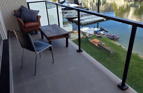 Runaway Bay Apartment | Bridge free waterfront Escape